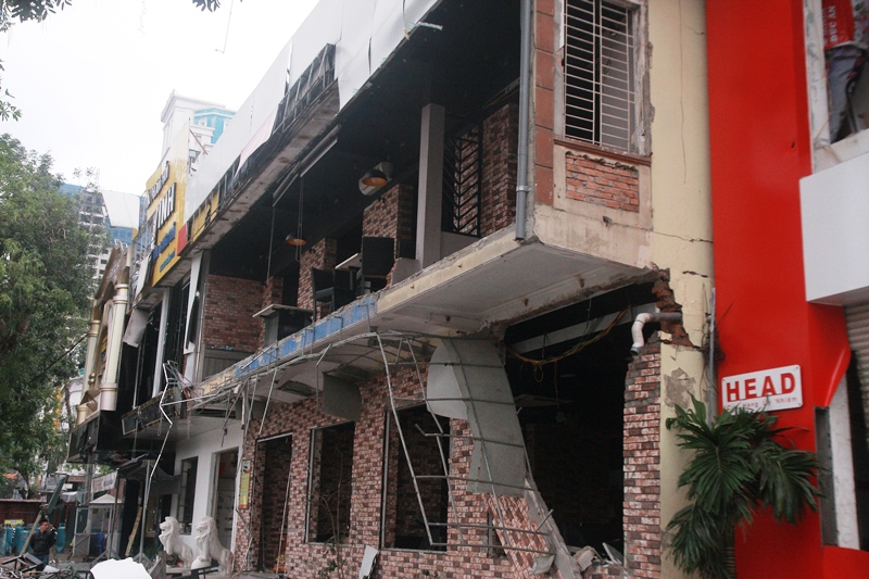 Cận cảnh tòa nhà 2 tầng bị xé nát kinh hoàng trong đêm